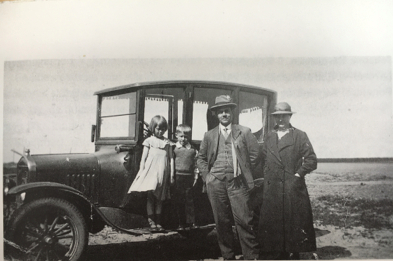 Familien i Øster Skadhede parat til udflugt med den gamle H.G.F. (1934)
